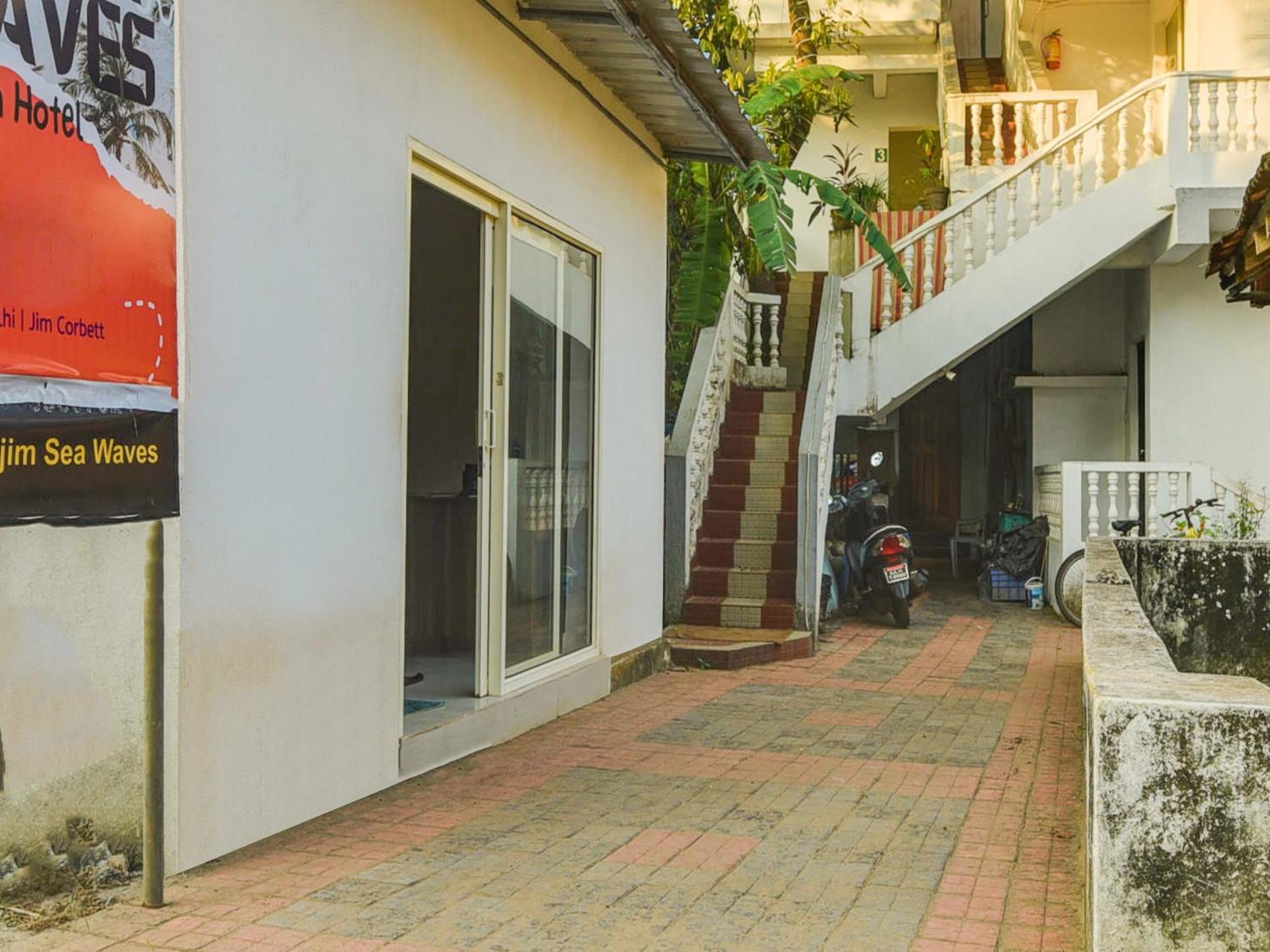 Collection O Morjim Sea Wave Hotel Exterior photo