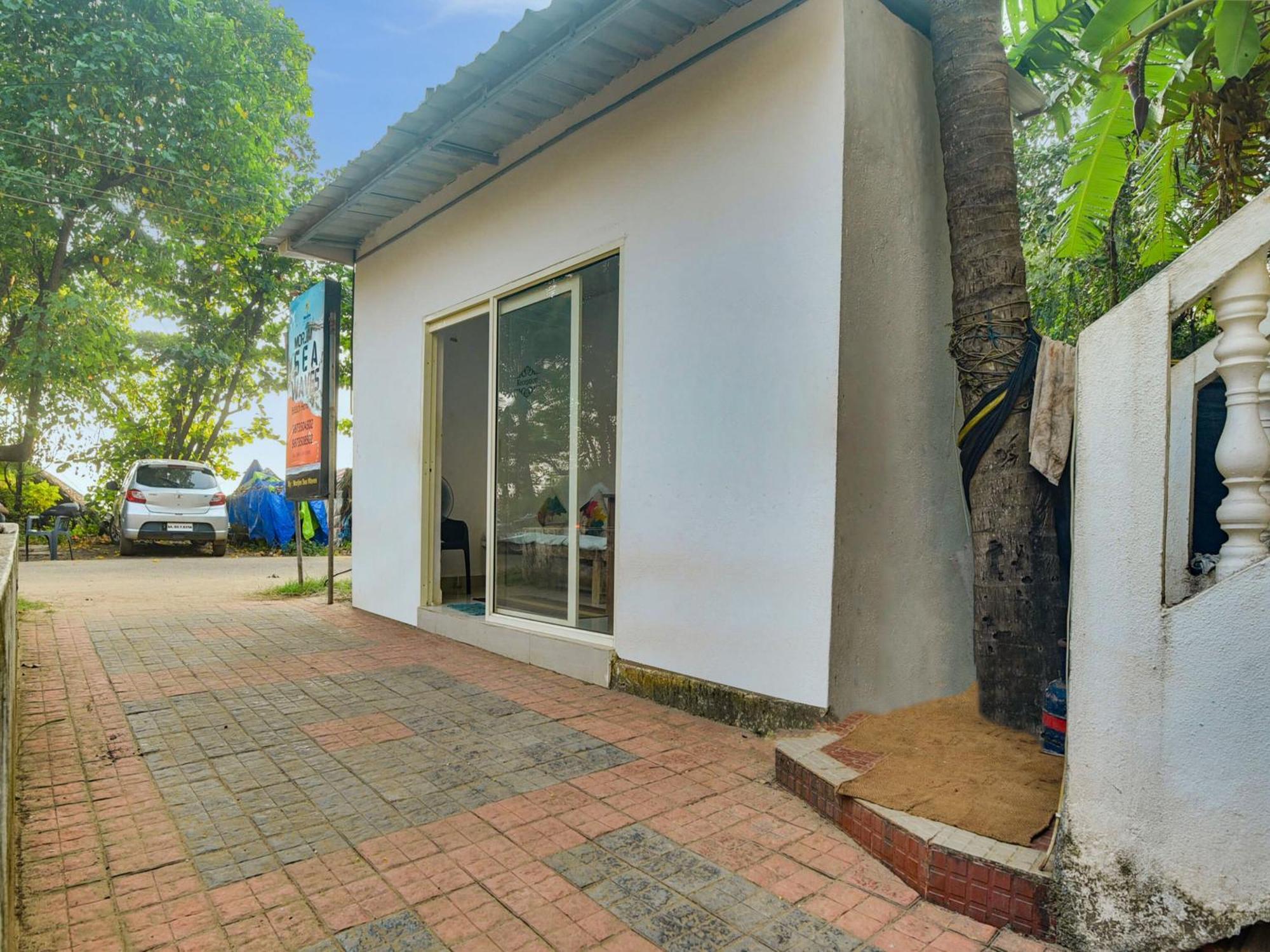 Collection O Morjim Sea Wave Hotel Exterior photo